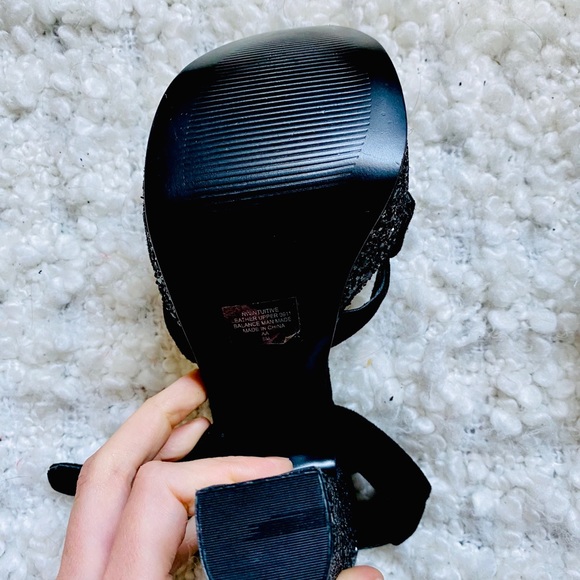 Nine West block heel sandal size 8.5 & free clutch - Picture 11 of 12